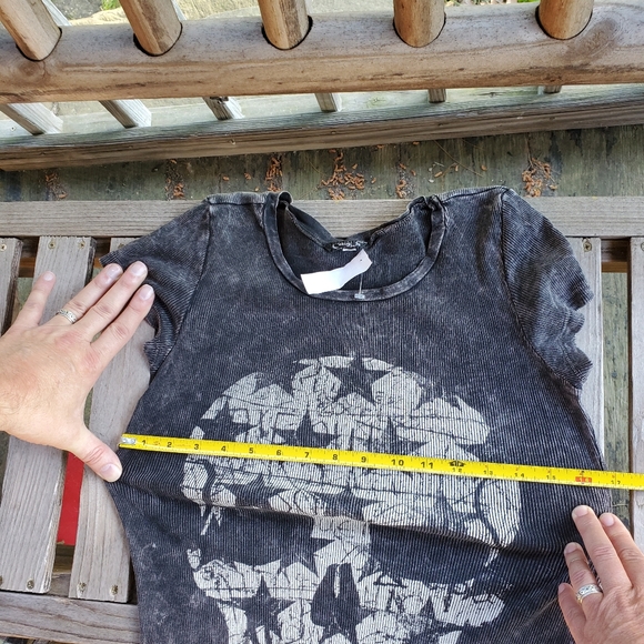 FITS S TO XL SNUG BLACK SKULL CREWNECK TEE - Picture 7 of 7